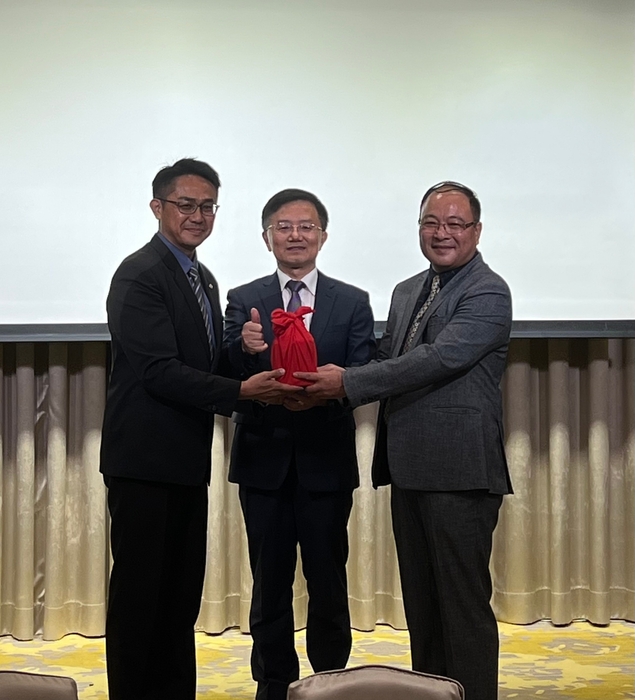 新舊任會長交接