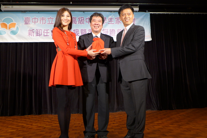 106學年度家長會長交接暨委員授證典禮-新任葉哲良會長卸任蔡孟倩會長交接